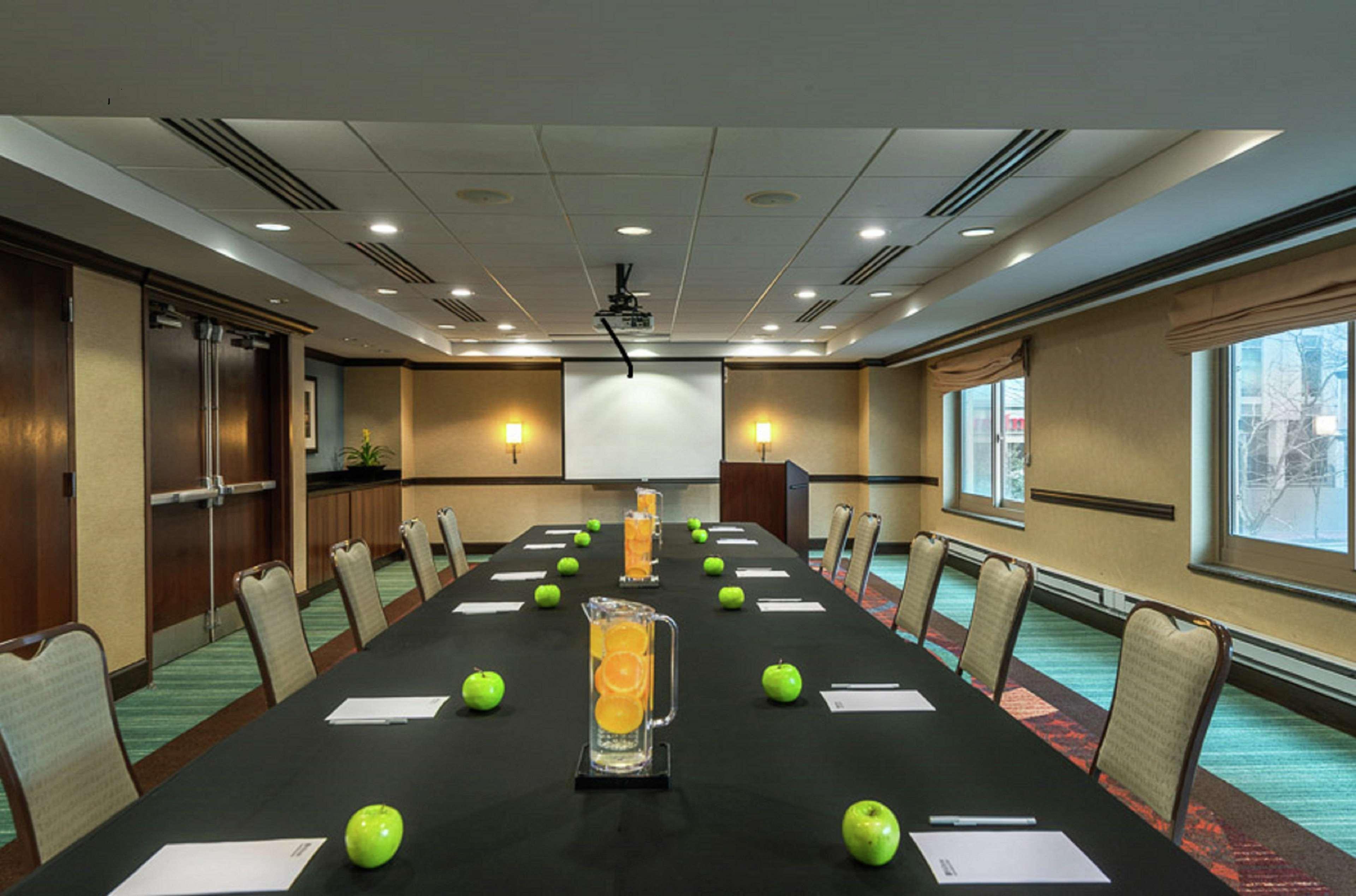 Hilton Garden Inn Bethesda Downtown Екстер'єр фото
