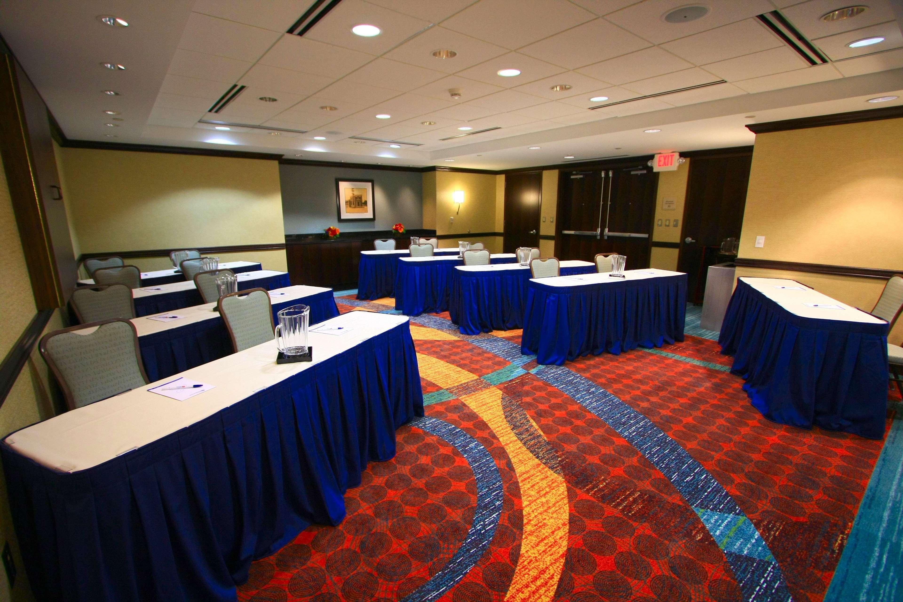 Hilton Garden Inn Bethesda Downtown Екстер'єр фото