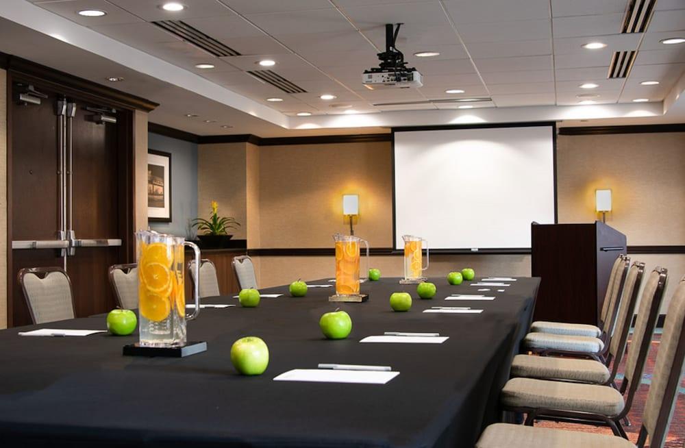 Hilton Garden Inn Bethesda Downtown Екстер'єр фото
