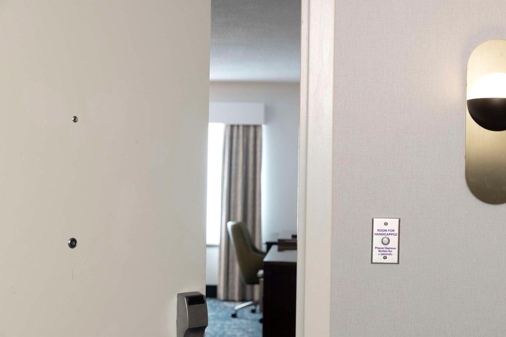 Hilton Garden Inn Bethesda Downtown Екстер'єр фото