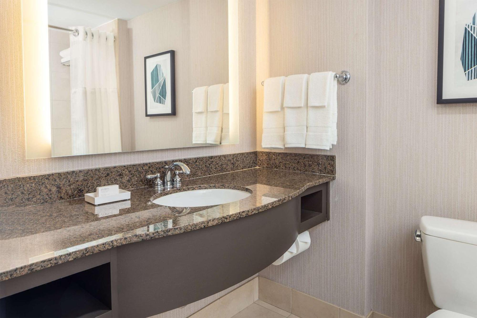 Hilton Garden Inn Bethesda Downtown Екстер'єр фото